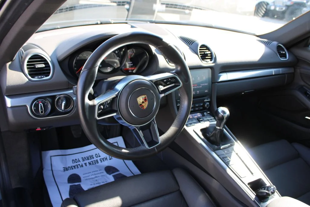 Used 2018  Porsche Base image 28
