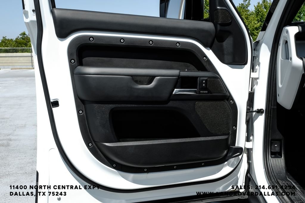 Used 2025 Fuji White Land Rover X-Dynamic SE image 31