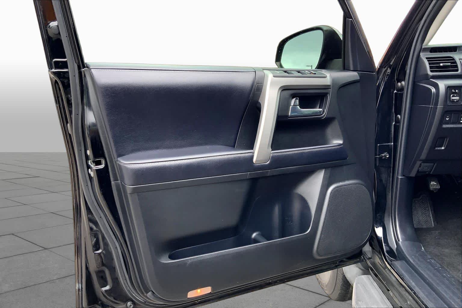 Used 2018 Midnight Black Metallic Toyota SR5 image 20