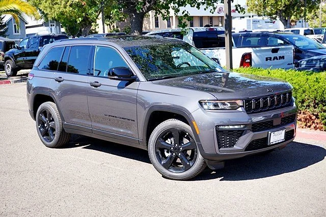 New 2026 Baltic Gray Metallic Clear-Coat Exterior Paint Jeep Limited image 3