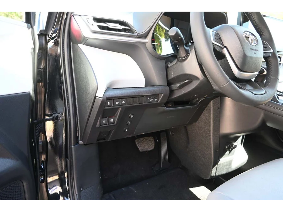 2025 Toyota Sienna XLE - Photo 27
