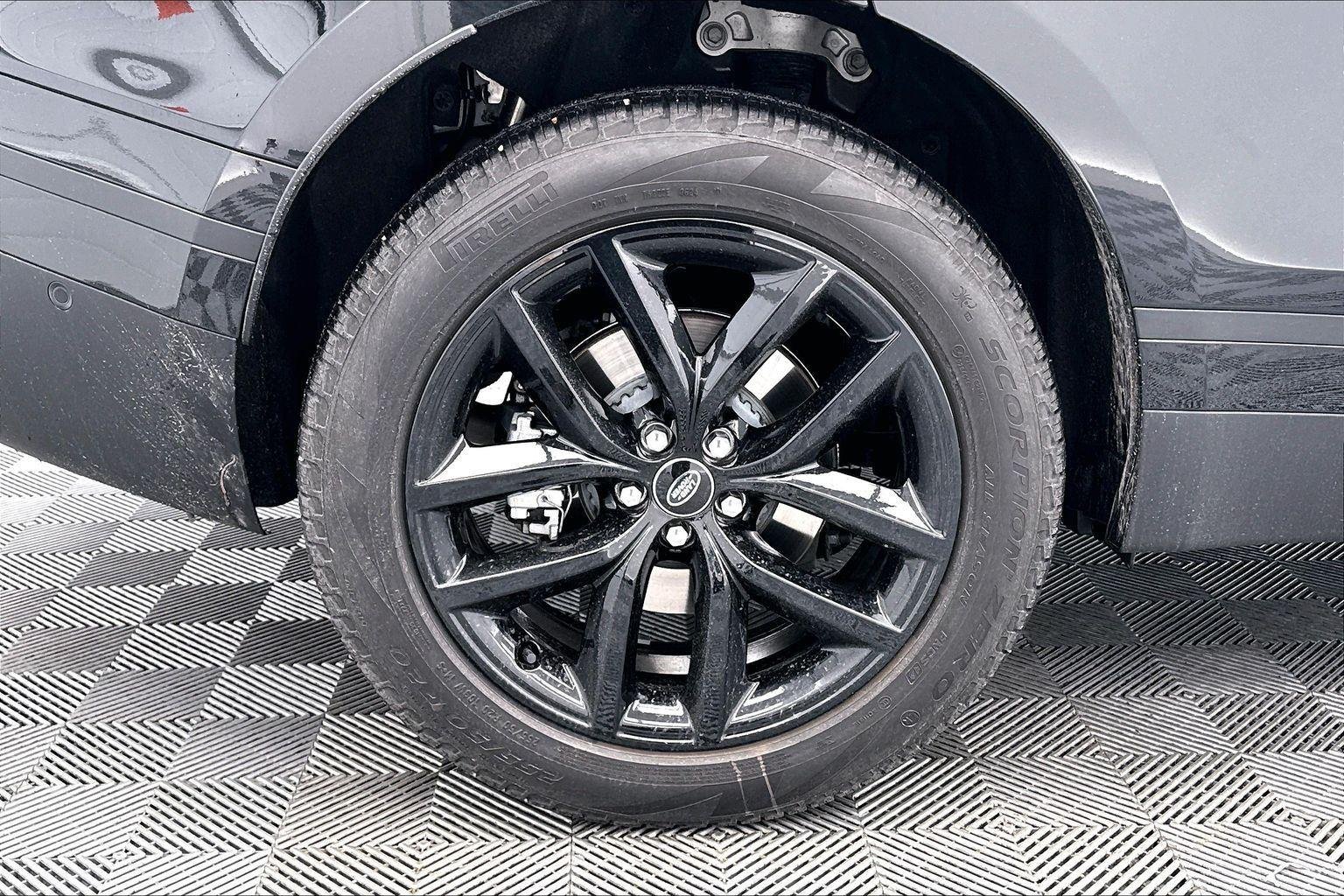 New 2026 Santorini Black Metallic Land Rover S image 14
