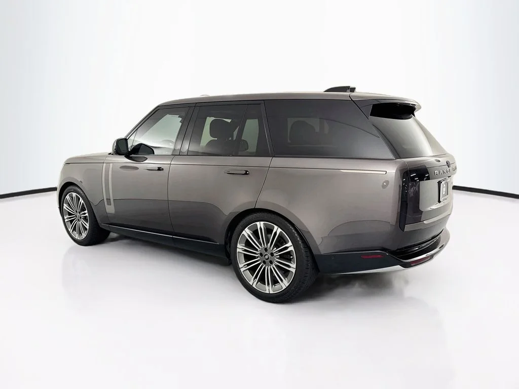 Used 2022 Gray Land Rover SE image 7