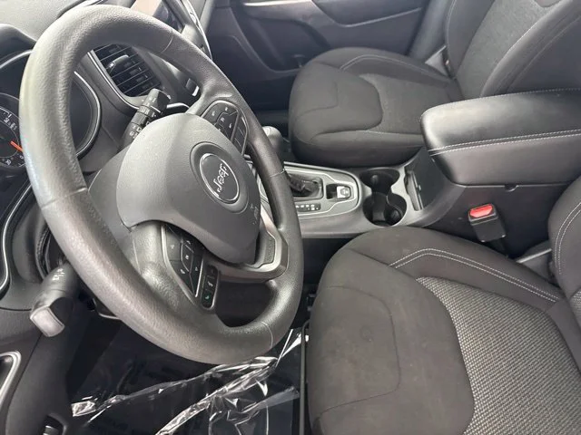 Used 2020 Green Jeep Latitude image 22