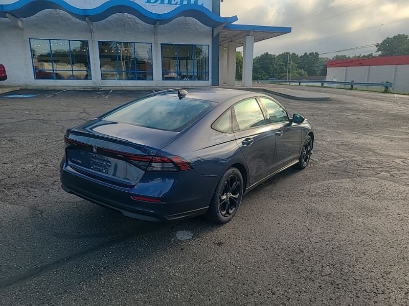 Used 2025  Honda SE image 5