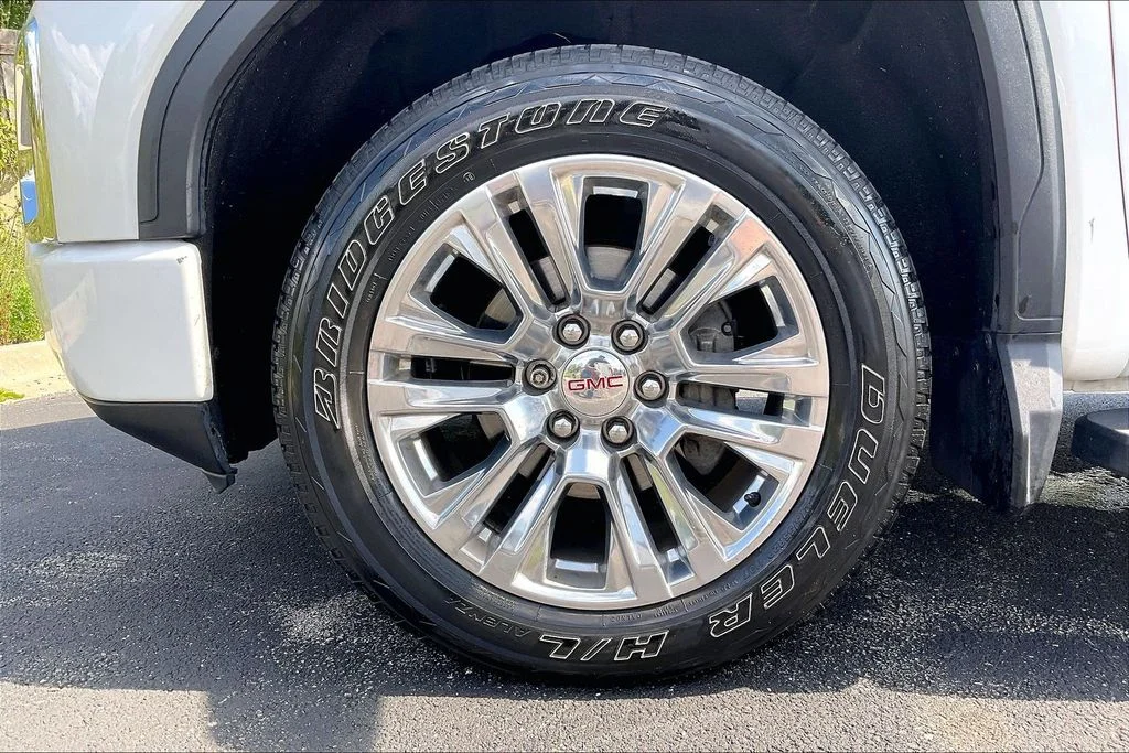 Used 2022 White Frost Tricoat GMC Denali image 9