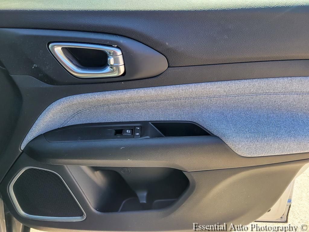 Used 2022 Billet Silver Metallic Jeep Latitude image 18