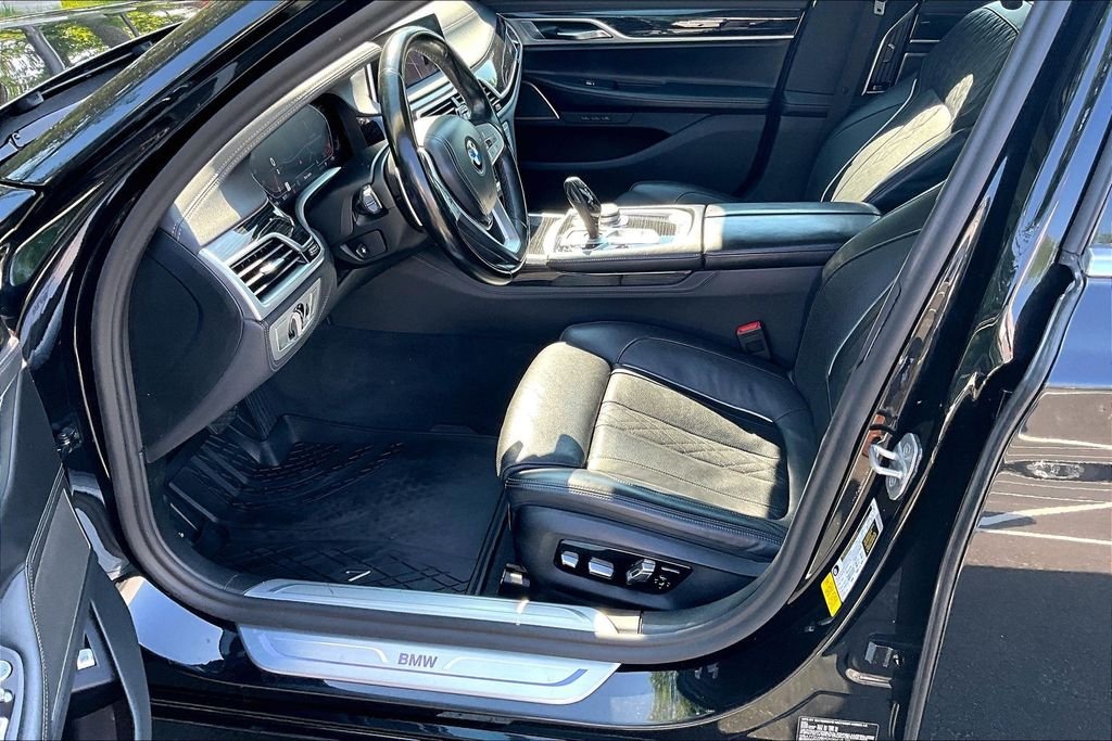 Used 2022 Black BMW 740i image 14
