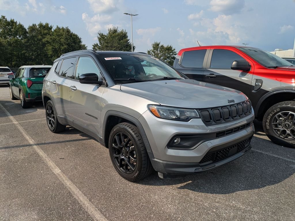 Used 2022 Silver Jeep Latitude image 3