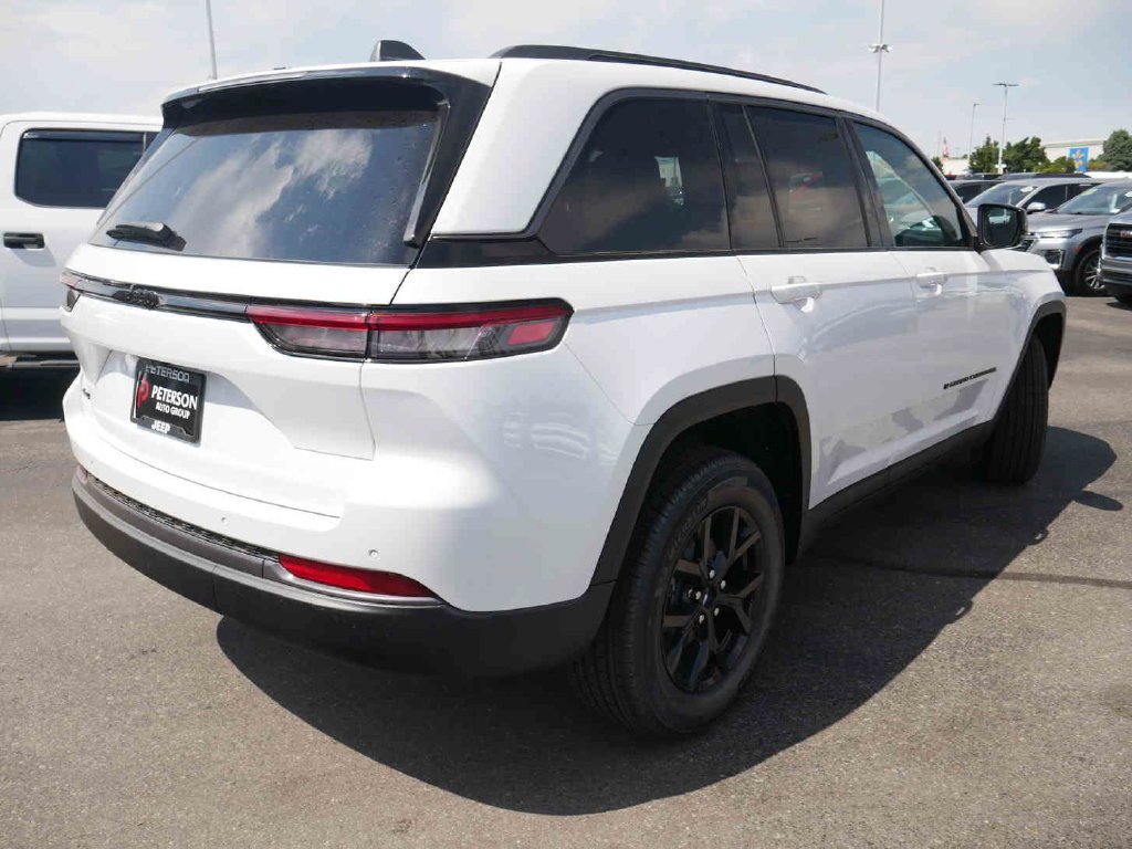 New 2026 Bright White Clear-Coat Exterior Paint Jeep Laredo image 18