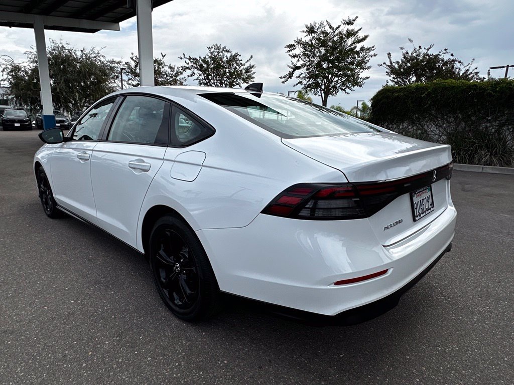 Used 2025 Platinum White Pearl Honda SE image 7