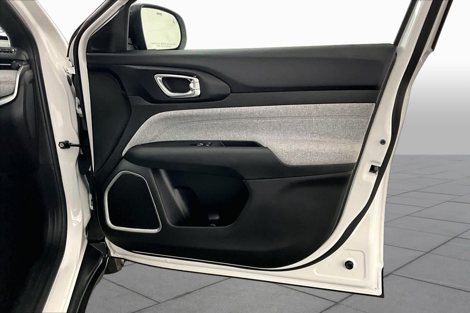 Used 2024 White Jeep Latitude Lux FWD image 22