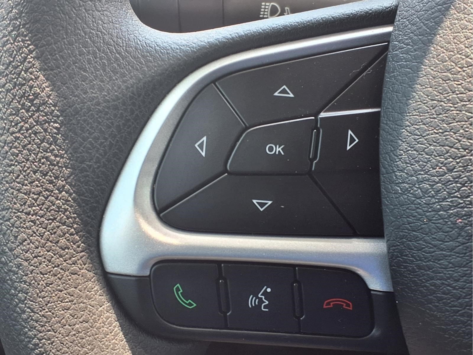 Used 2023 Alpine White Clearcoat Jeep Latitude image 16
