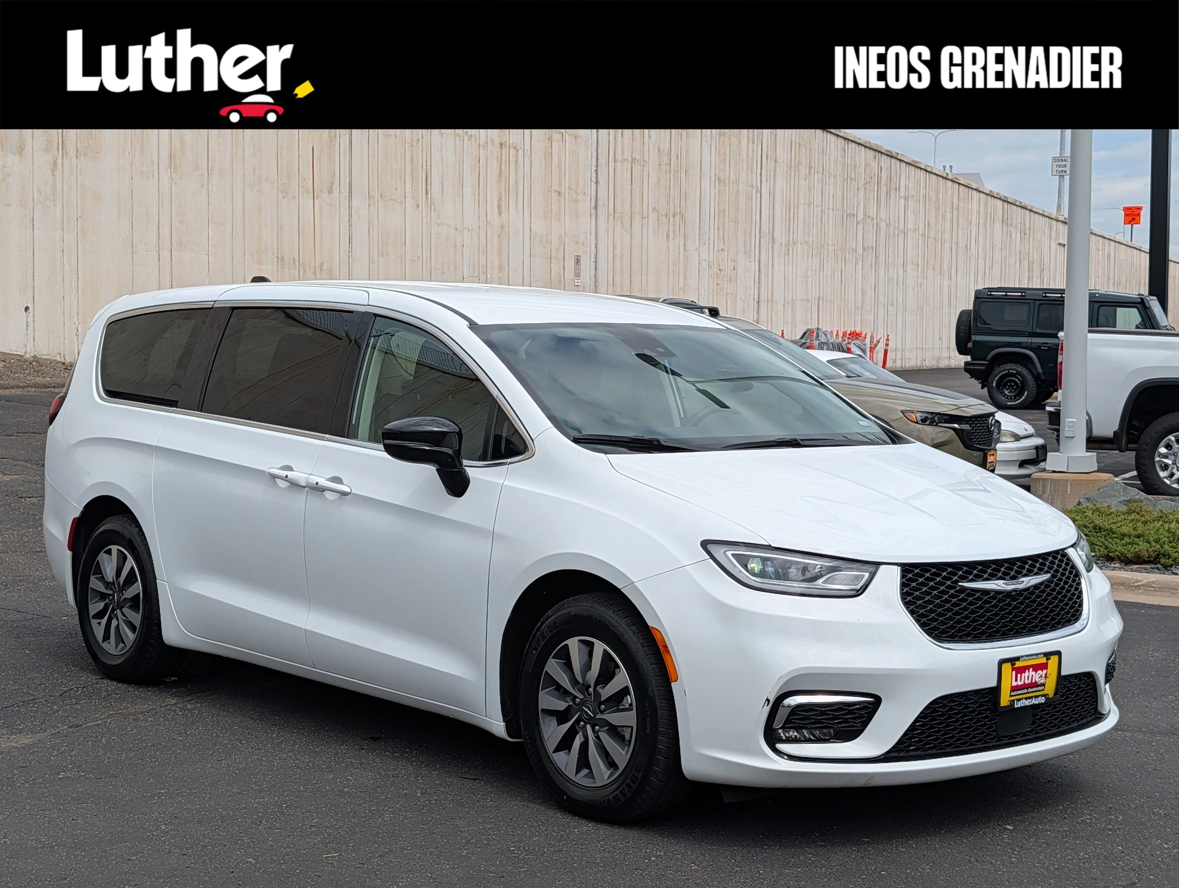 2024 Chrysler Pacifica Hybrid Select PHEV's photo