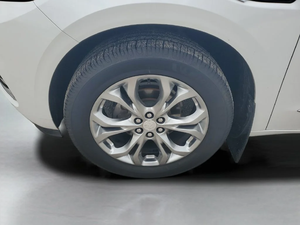 Used 2020 WHITE FROST TRICOAT Buick Avenir image 28