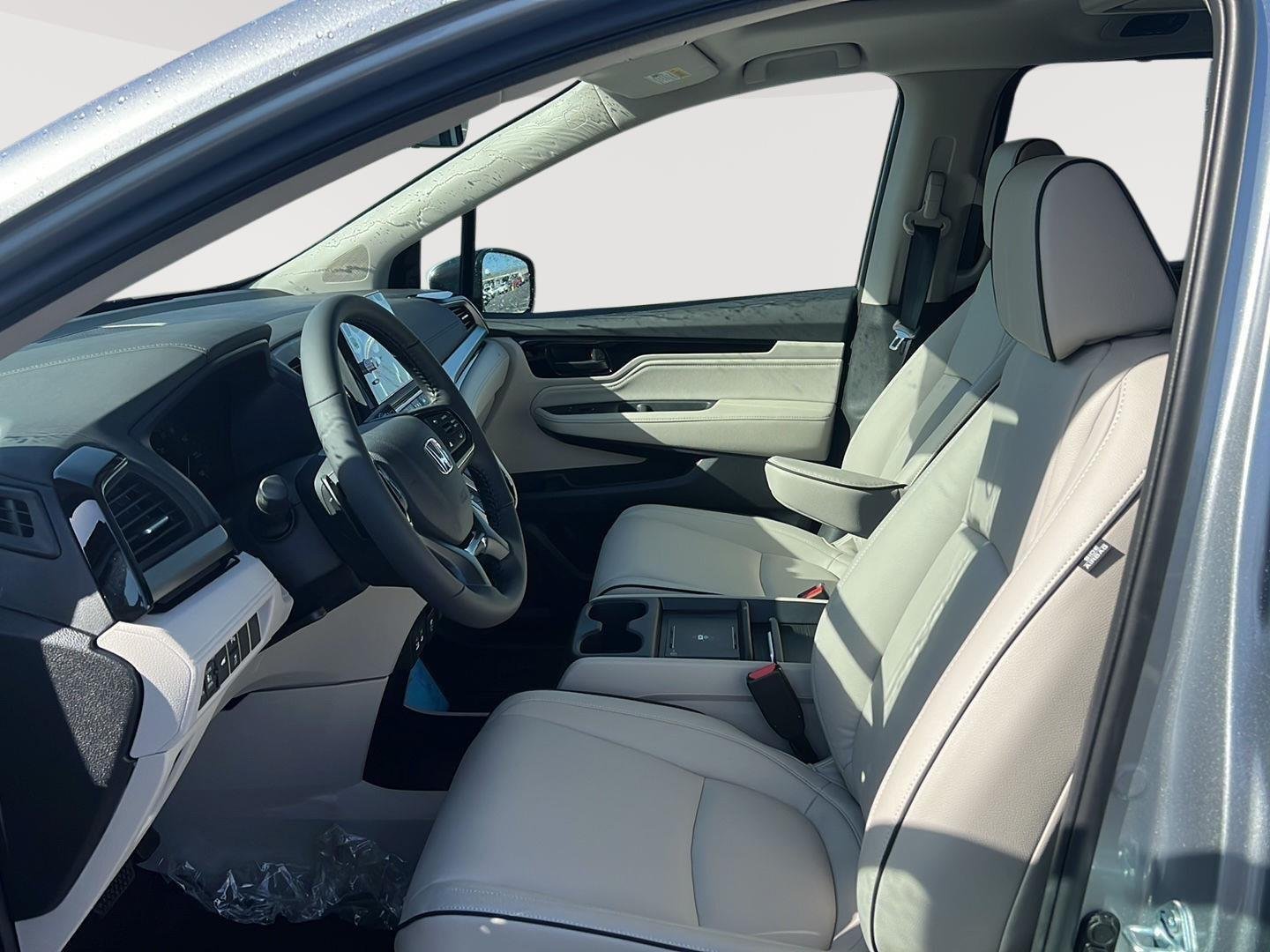 New 2026 Solar Silver Metallic Honda Touring image 5