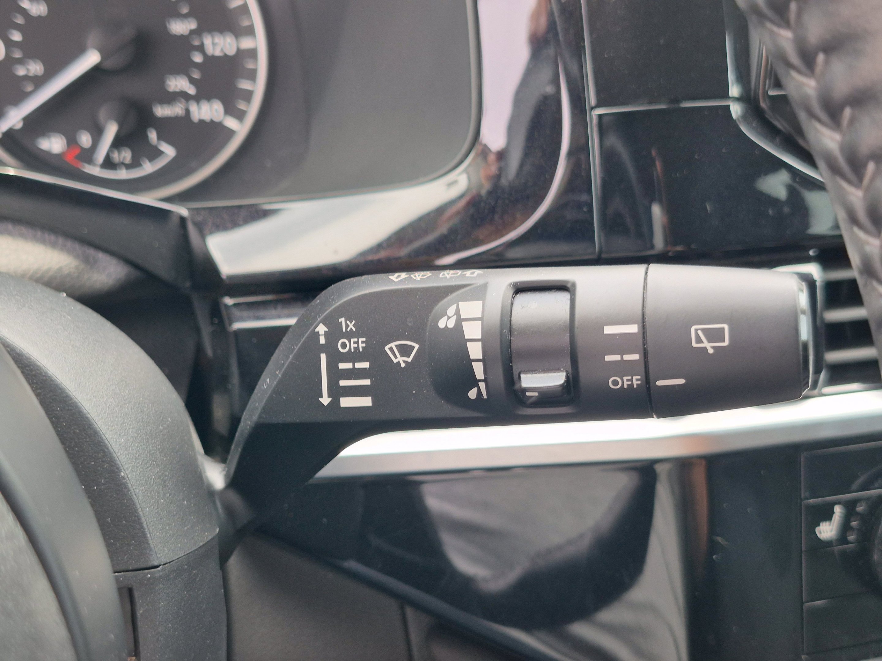 2025 Nissan Pathfinder SV - Photo 39