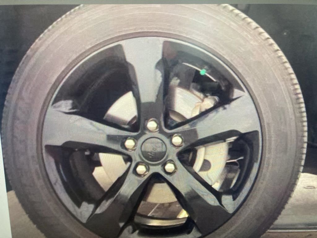 Used 2024 Gray Jeep Altitude image 9
