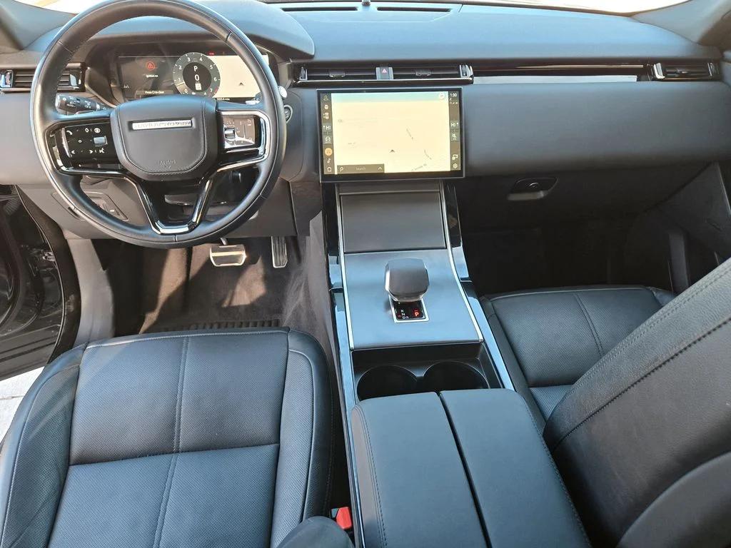 Used 2025  Land Rover Dynamic SE image 12