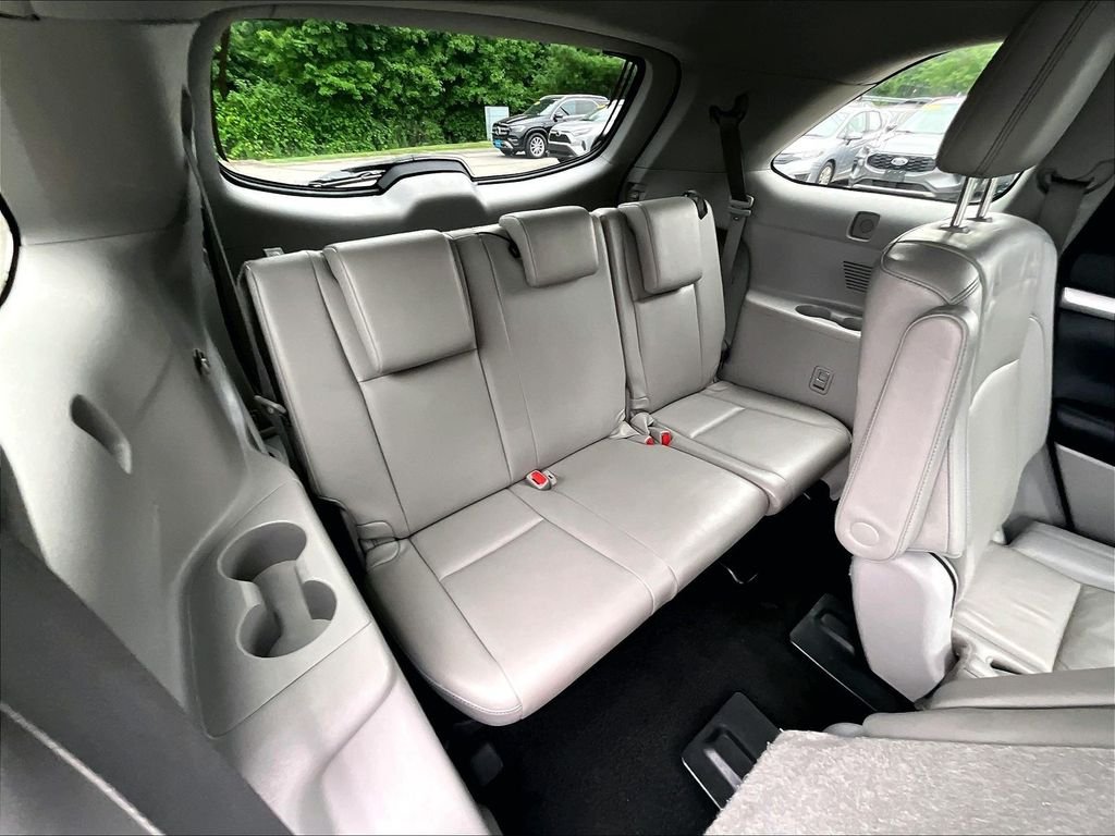 Used 2019 White Toyota XLE image 17