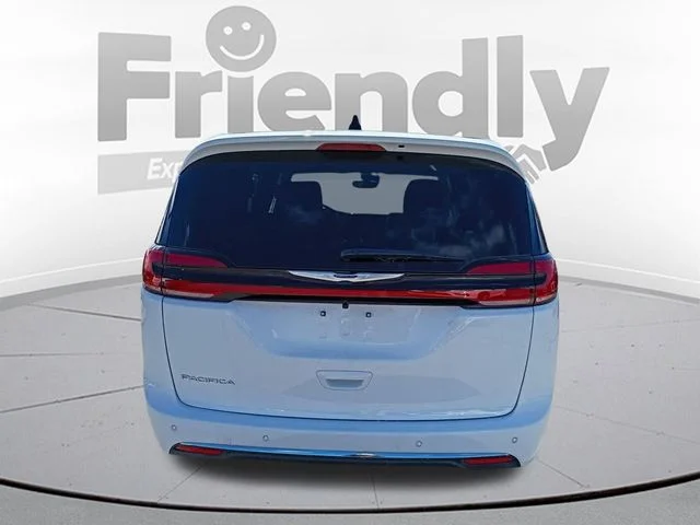 New 2026 Bright White Clear-Coat Exterior Paint Chrysler Select image 6