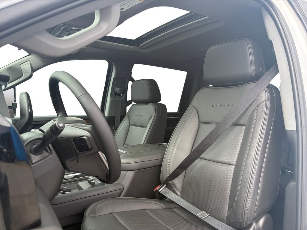 Used 2025 White GMC Denali image 28
