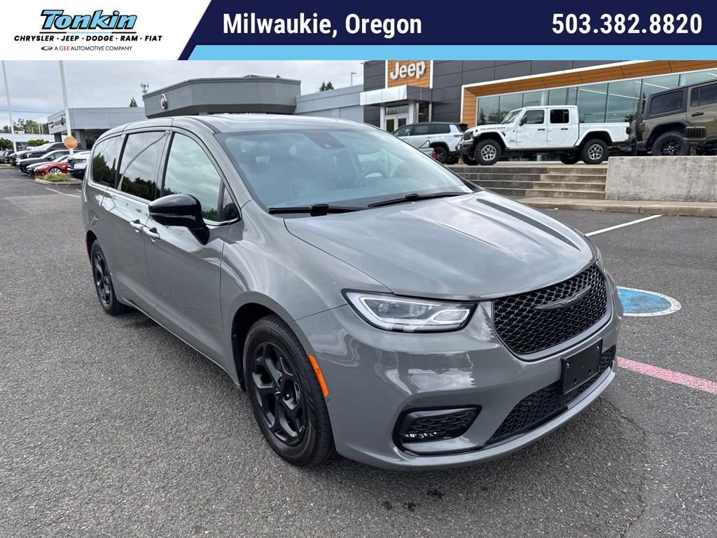 Used 2023 Ceramic Gray Clearcoat Chrysler Limited image 1