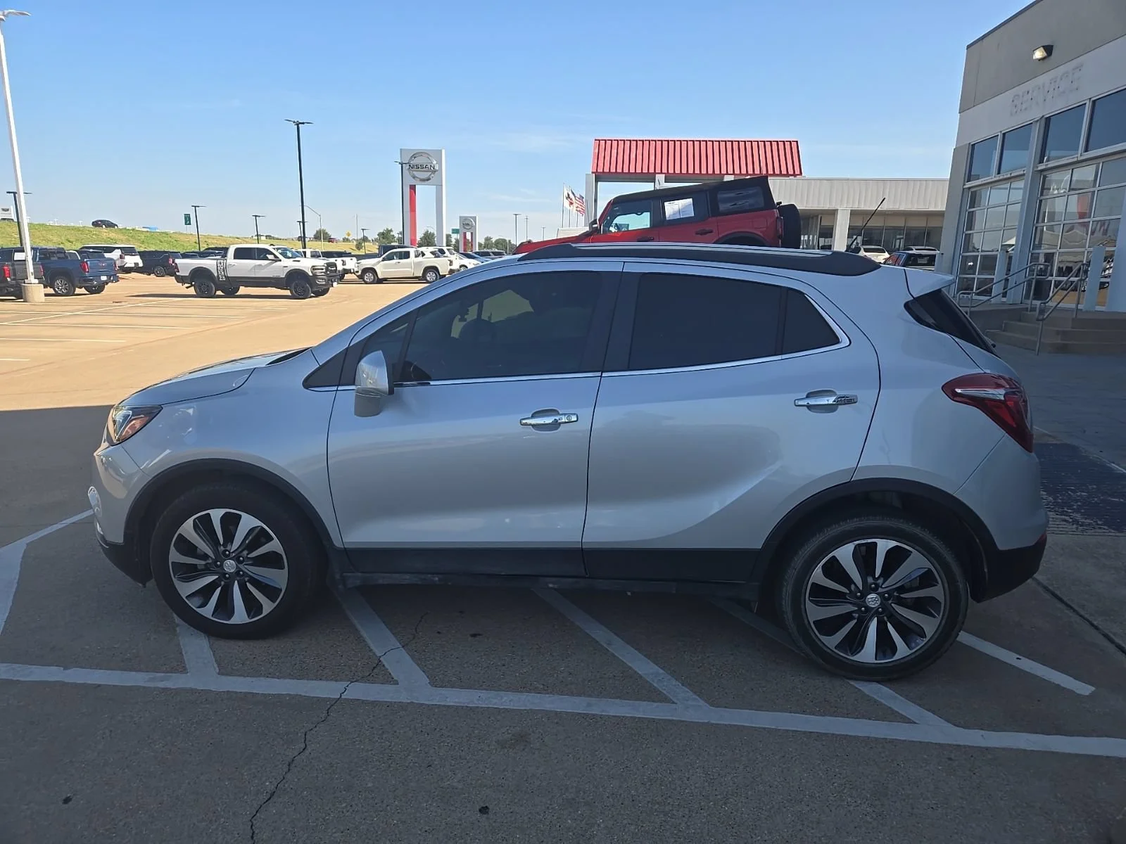 Used 2022 Includes (MDP) Anthracite lower exterior accent color, Paint code W598F.) Buick Preferred image 10