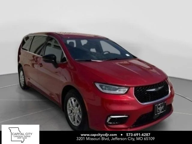 2026 Chrysler Pacifica Select's photo