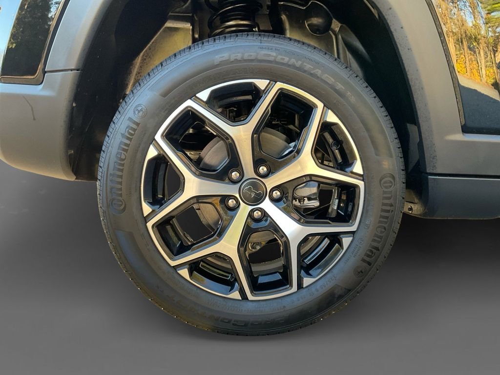 New 2026 Diamond Black Crystal Pearl-Coat Exterior Paint Jeep Limited image 10