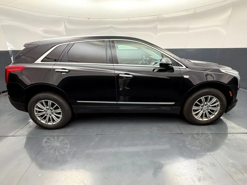 Used 2017  Cadillac Luxury Sport Utility 4D image 11