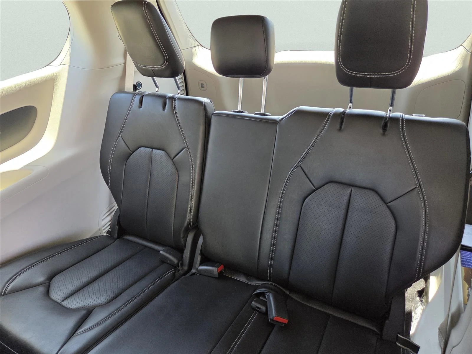 Used 2023 Brilliant Black Crystal Pearlcoat Chrysler Touring L image 18