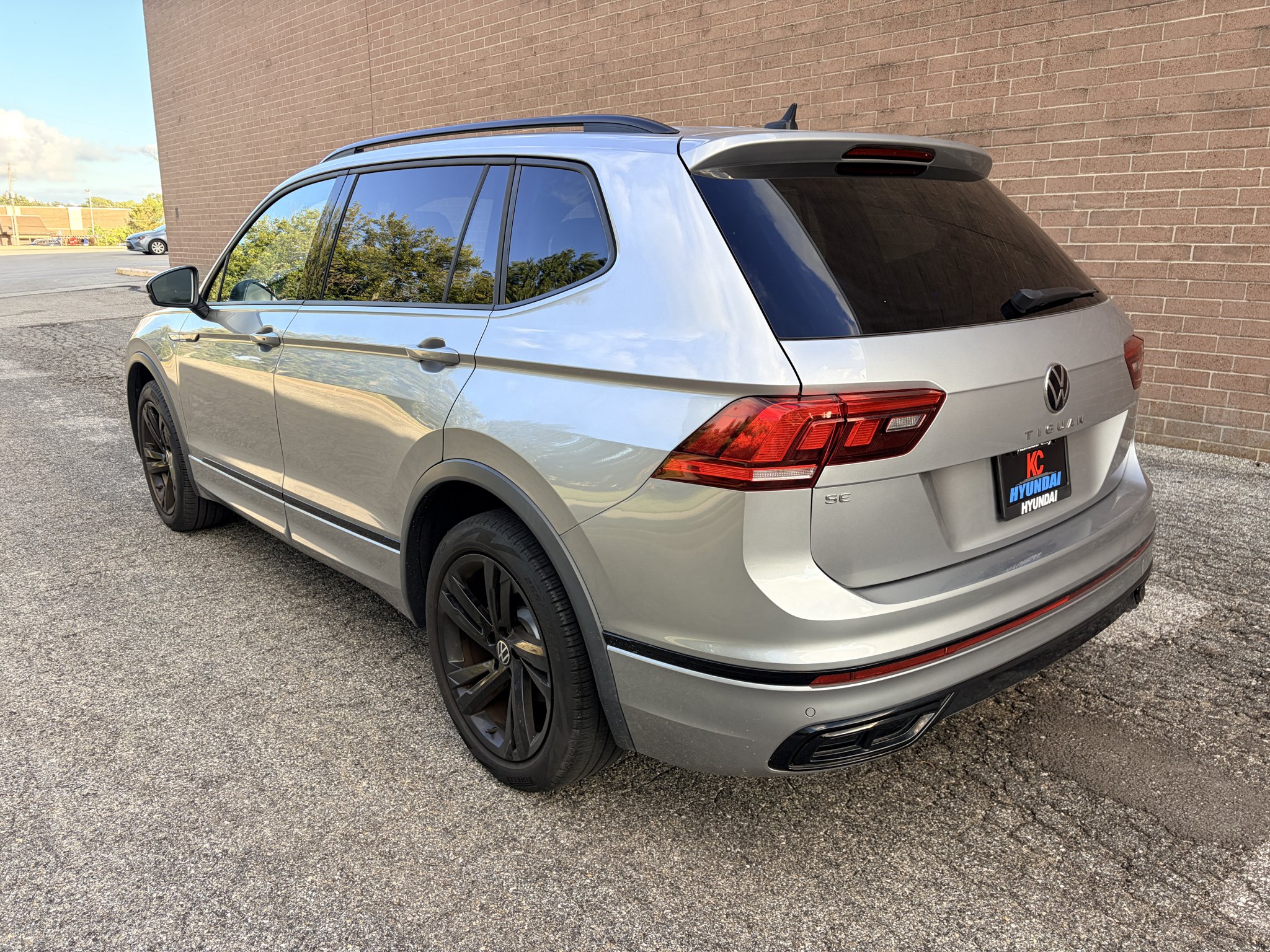 Used 2023 Pyrite Silver Metallic Volkswagen SE R-Line Black image 3
