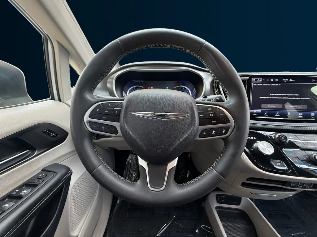 Used 2023 White Chrysler Touring L image 13