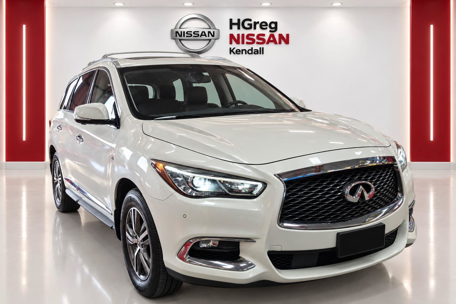 Used 2020 White INFINITI LUXE image 3