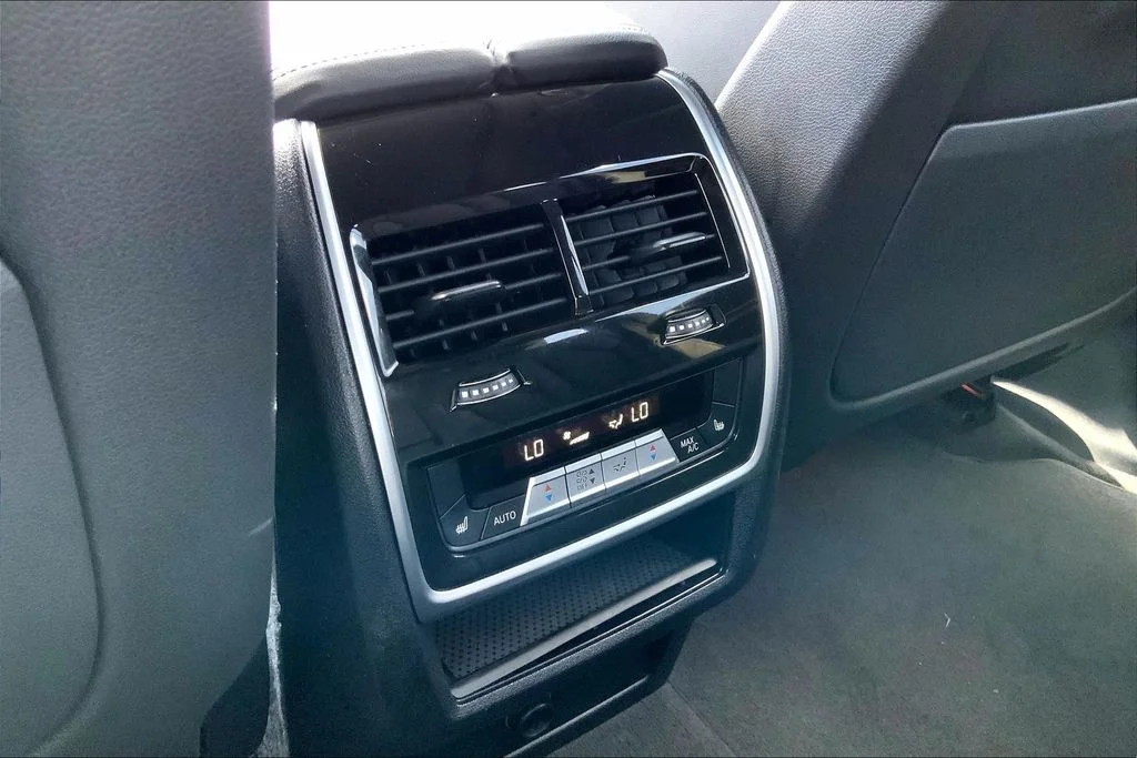 Used 2023 Gray BMW xDrive40i image 10