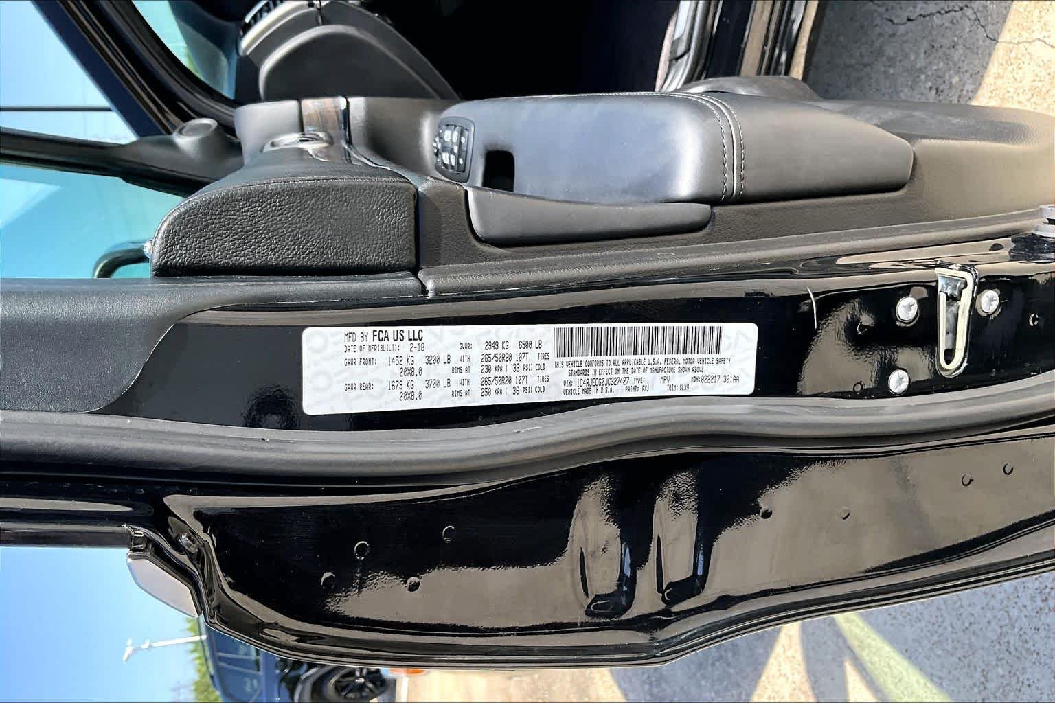 Used 2018 Diamond Black Crystal Pearlcoat Jeep Overland image 33
