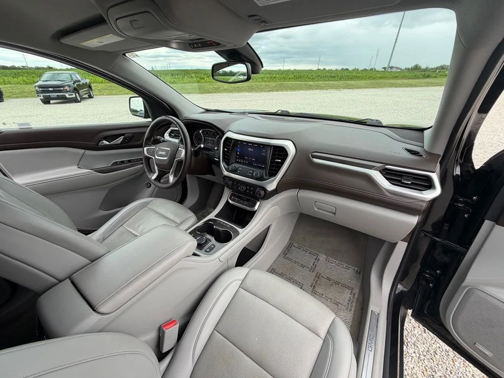 Used 2023 Black GMC SLT image 34