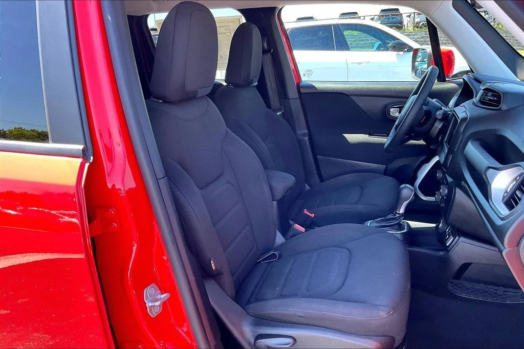 Used 2018 Red Jeep Latitude image 6