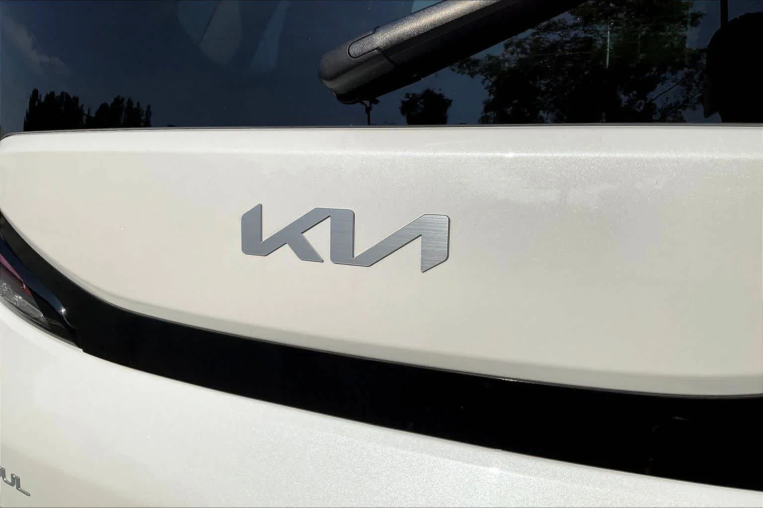 Used 2025 Snow White Pearl Kia LX image 10