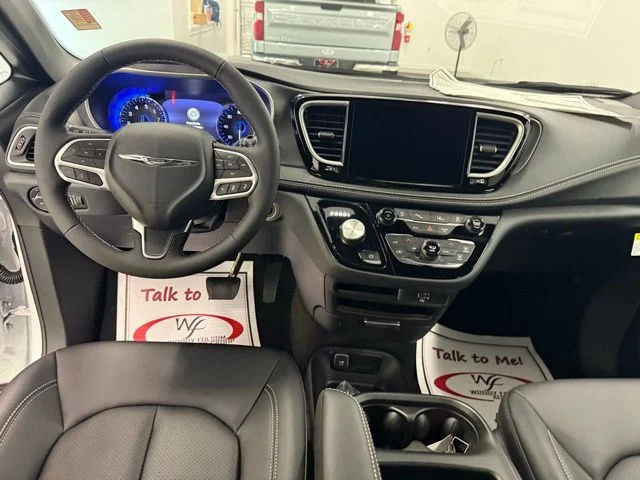New 2026 Bright White Clear-Coat Exterior Paint Chrysler Select image 17