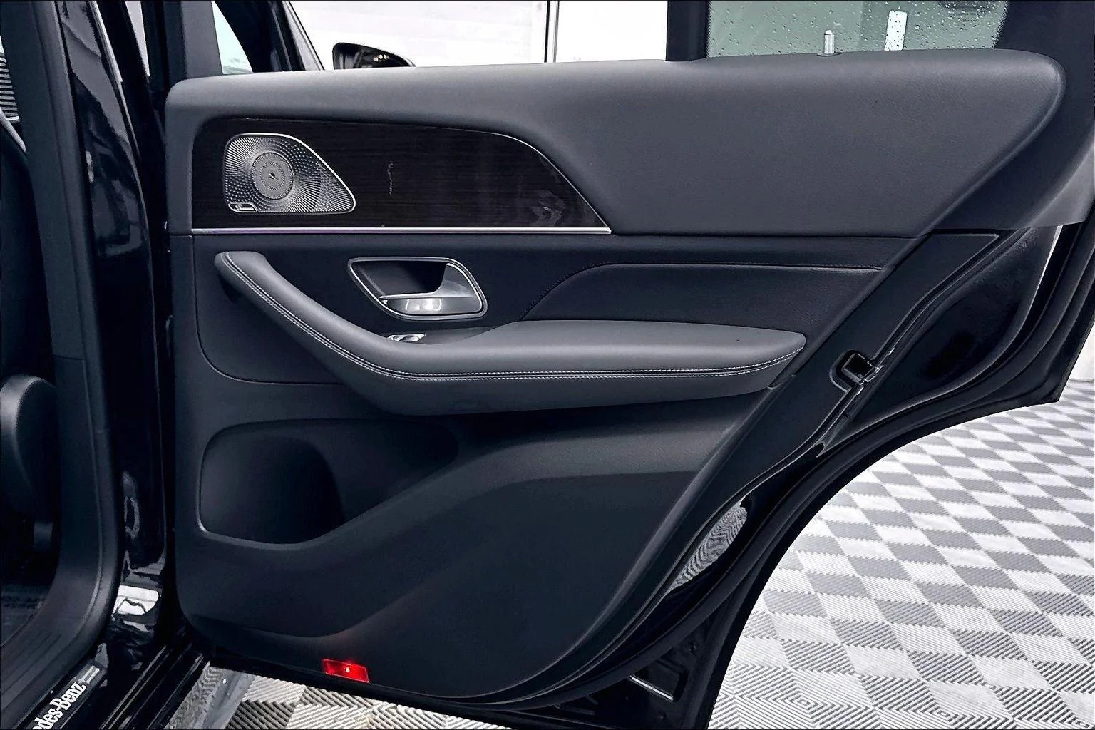 Used 2024 Obsidian Black Metallic Mercedes-Benz GLE 580 image 27