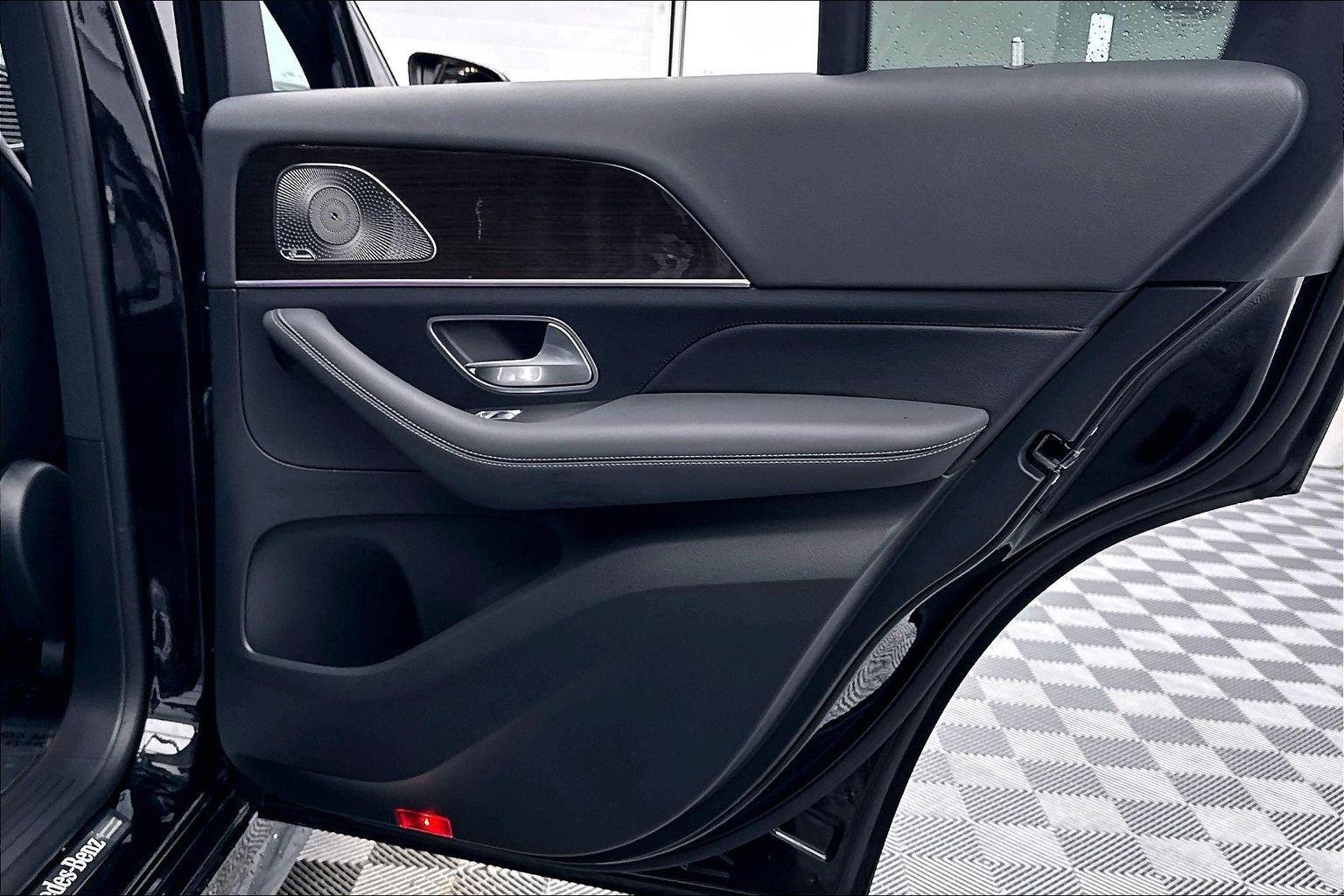 Used 2024 Obsidian Black Metallic Mercedes-Benz GLE 580 image 27