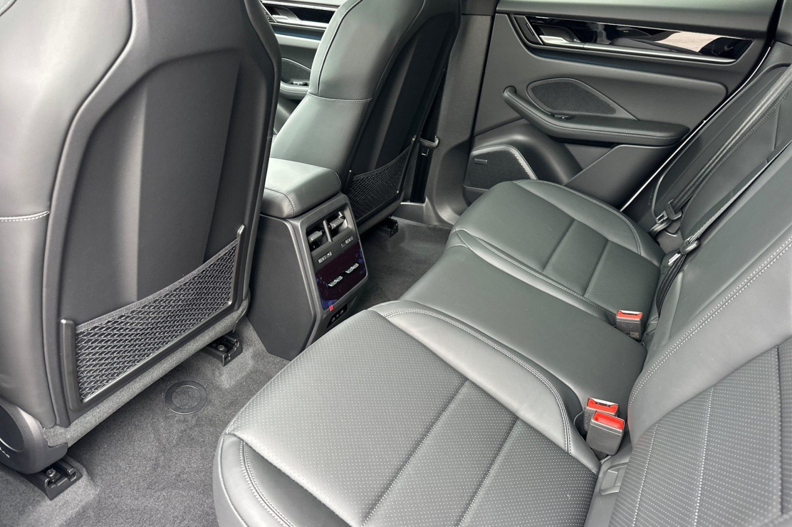 2026 Porsche Macan Base - Photo 13