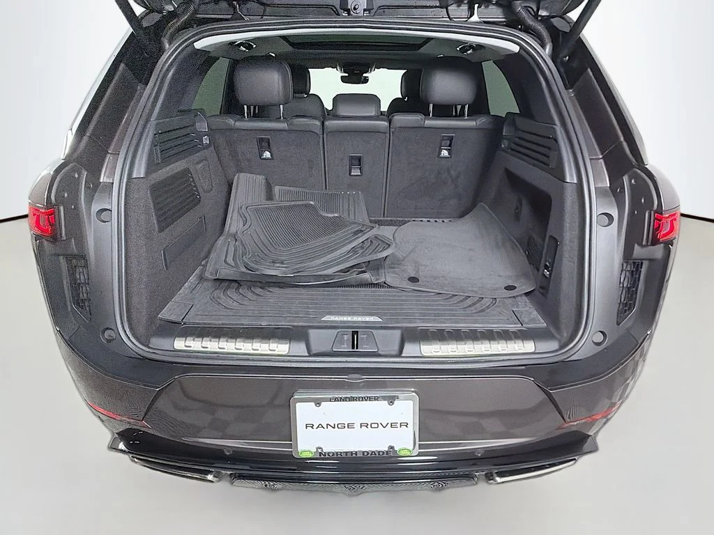 Used 2024  Land Rover Dynamic SE image 27