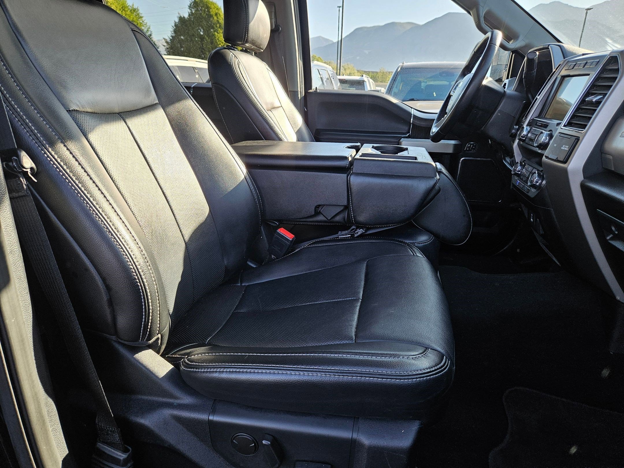 Used 2021 Black Metallic Ford LARIAT image 32