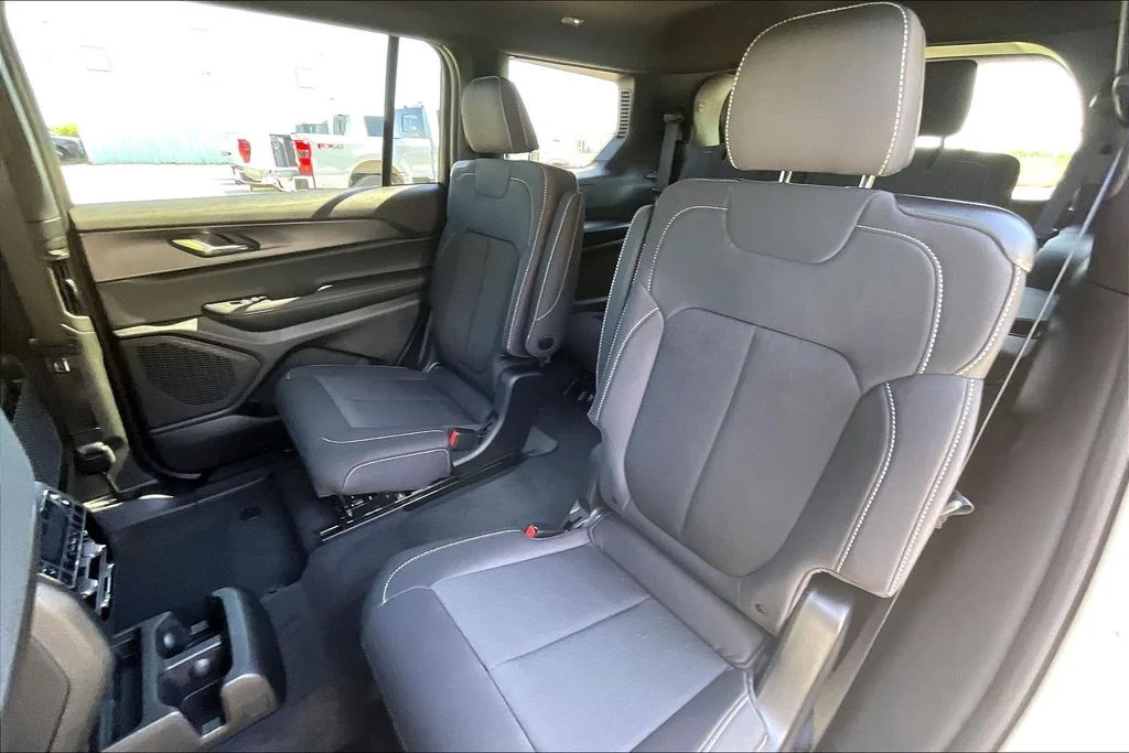 New 2026 Bright White Clear-Coat Exterior Paint Jeep Laredo image 22