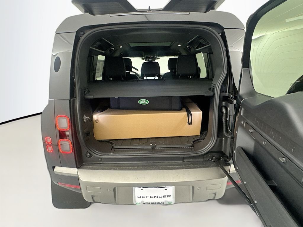 New 2026 Santorini Black Land Rover S image 25