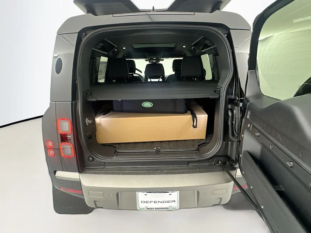 New 2026 Santorini Black Land Rover S image 25
