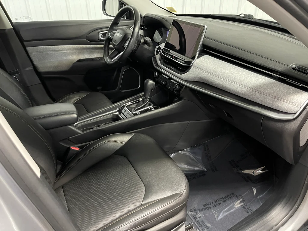 Used 2022 Billet Silver Metallic Jeep Latitude Lux image 18